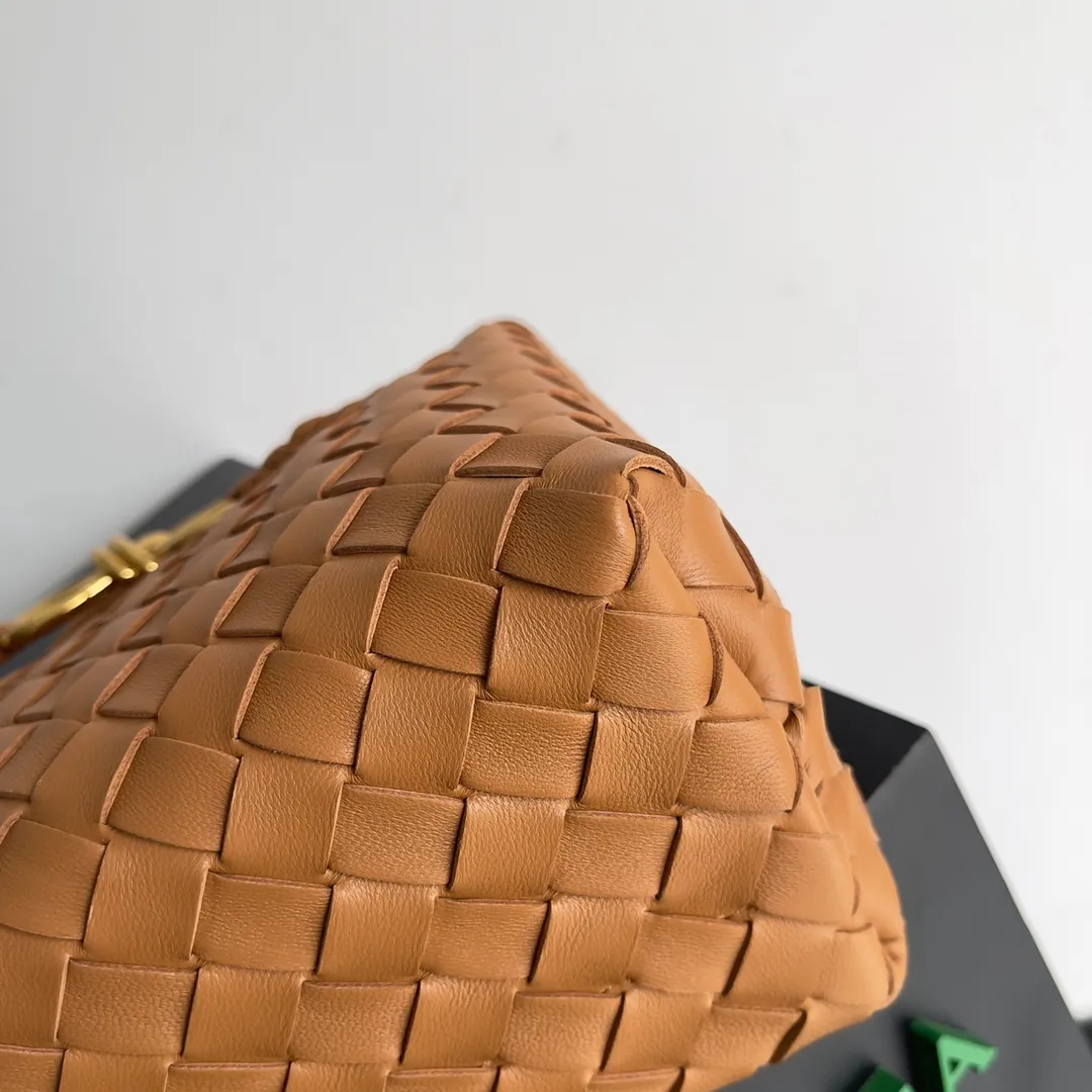 The 2023 new Andiamo batch of 1860 BV has been shipped‼ ️Really popular🔥The new Andiamo woven handbag launched by Bottega Veneta this season is really popular all over the world! ! Celebrities at home and abroad have worn it, and Oscar-winning actress Michelle Yeoh has taken it out on the street. Song Jia, Trai Yara, Yu Feihong, Sanji Ayaka, Rosie Hunting-Whiteley, Yoshioka Riho, etc. have all picked up this bag. It is classic and versatile, showing off its temperament, and the bag capacity is also large, which is very convenient for daily commuting! ! A variety of carrying methods, the shoulder straps can be adjusted by yourself, the original lambskin feels soft and delicate, and the neutral style is made to break gender boundaries and bring a more practical and longer-lasting use experience. Andiamo, which has both elegant and casual styles, perfectly interprets the true appearance of "fashionable old money style". Style number: 743568 Size: 25*22*10.5cm